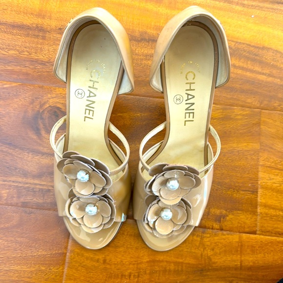 Chanel Patent Leather Pumps with Bow and pearl in the middle. Size 38 - Picture 1 of 5